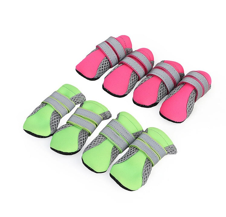 Chaussures de promenade pour chiens en rose et vert, dotées de bandes réglables pour un ajustement confortable.
