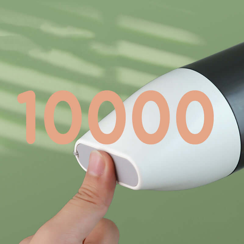 Porte-brosse innovant avec un design ergonomique pour un nettoyage facile, indiquant le numéro 10000 sur le côté.