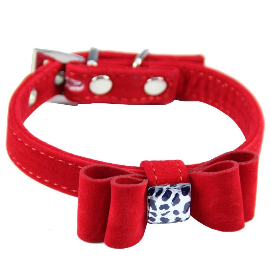 Collier pour chien en flanelle rouge avec nœud papillon élégant et boucle en velours.