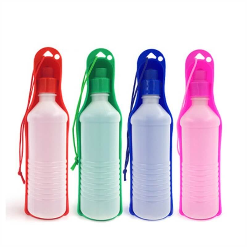 Bouteille d'eau portable pour chien en quatre couleurs vives, idéale pour l'hydratation lors des sorties avec votre animal.
