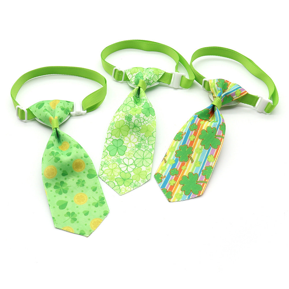 Cravate pour animaux de compagnie en vert, parfaite pour la Saint-Patrick, avec motifs de trèfles et couleurs festives.