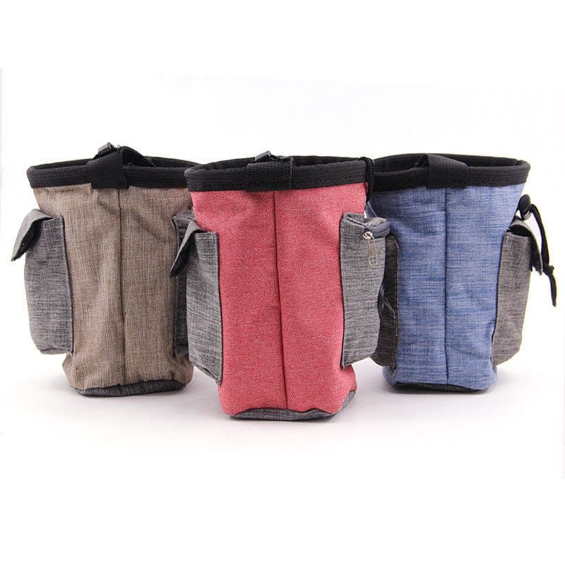 Trois sacs à nourriture pour animaux de compagnie en différentes couleurs, parfaits pour le transport des aliments d'animaux.
