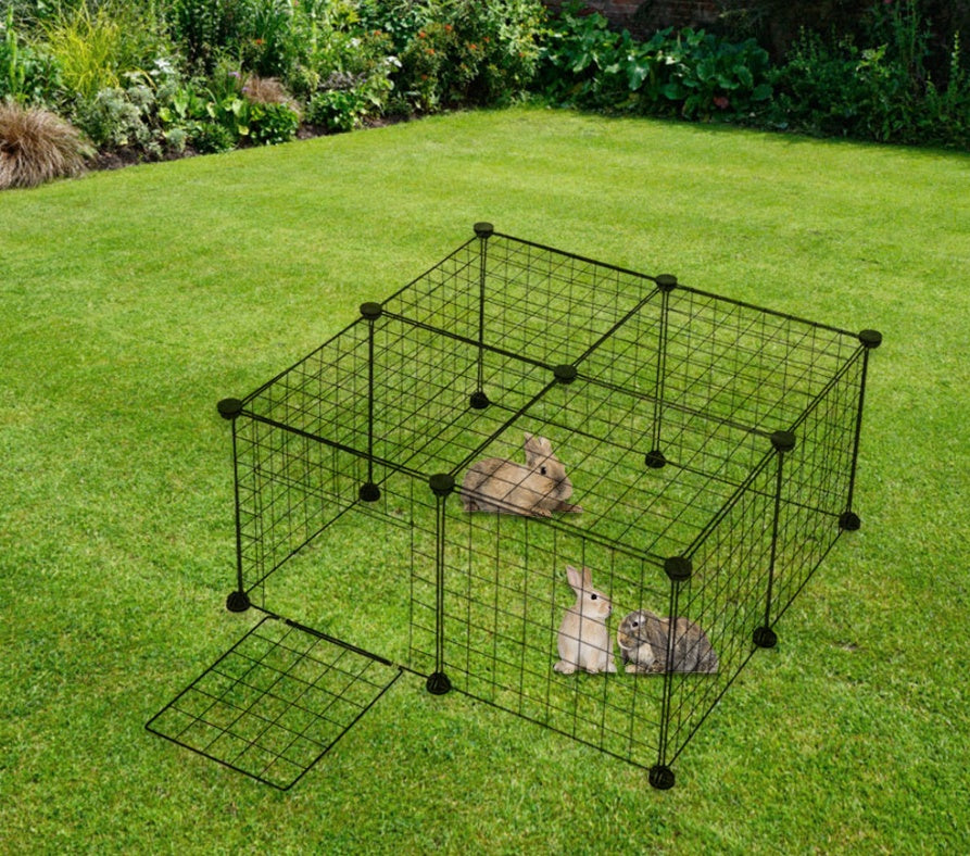 Clôture en métal écologique pour animaux avec deux lapins dans un jardin verdoyant.