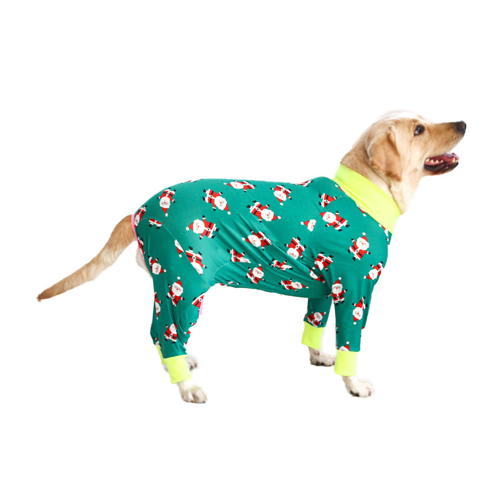Chien en pyjama vert imprimé avec des pères Noël, vêtements en coton doux pour animaux de compagnie.