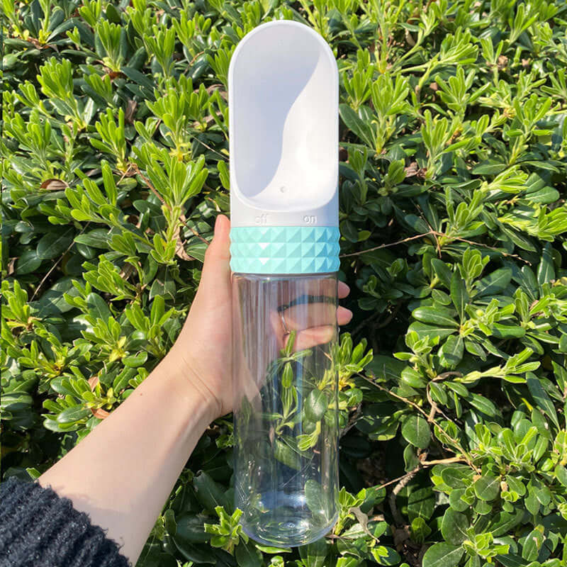 Gobelet d'eau portable pour chien, pratique pour l'hydratation en plein air, facile à utiliser.