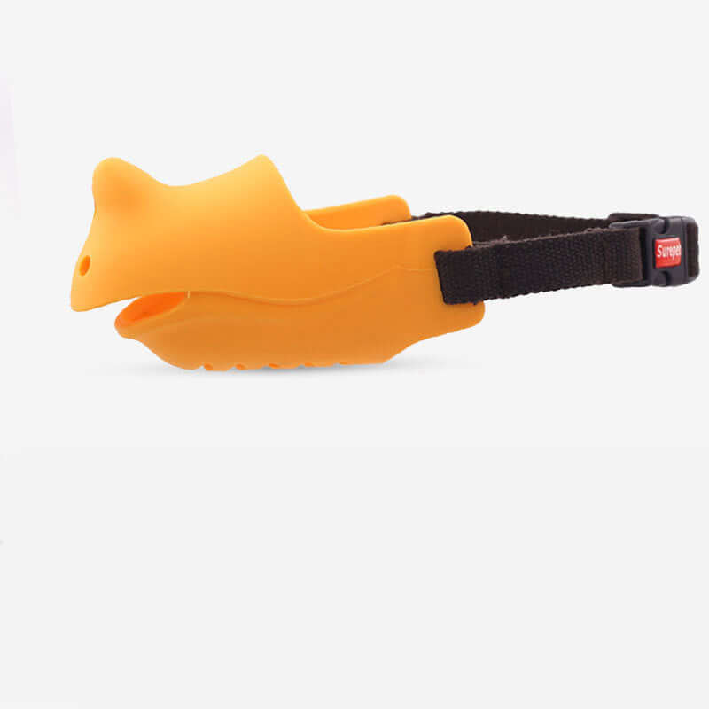 Muzzle en silicone ajustable pour chien, design innovant en forme de rhino, couleur orange éclatante.
