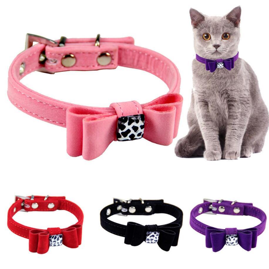 Colliers pour chat colorés avec nœud papillon, disponibles en rose, rouge, noir et violet.