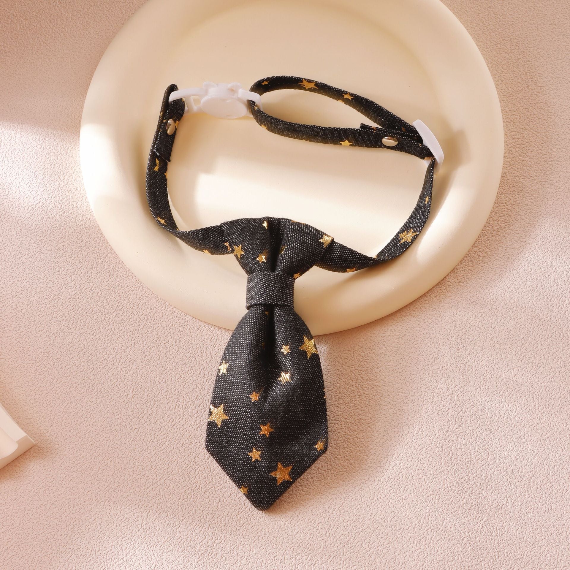 Collier design pour chien noir avec étoiles dorées, parfait pour les occasions spéciales.