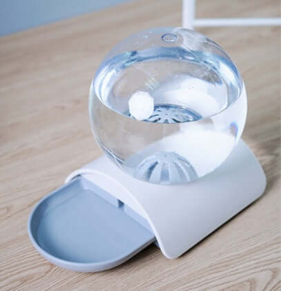 Fontaine à boire automatique pour animaux avec eau fraîche et design compact.