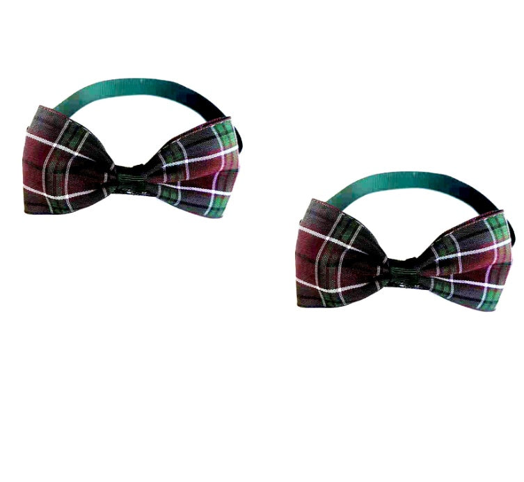 Écharpe à carreaux élégante pour animaux de compagnie, accessoire tendance et chic pour chiens et chats.
