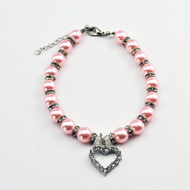 Collier en perles roses pour animaux de compagnie avec pendentif en forme de cœur, élégant et confortable.