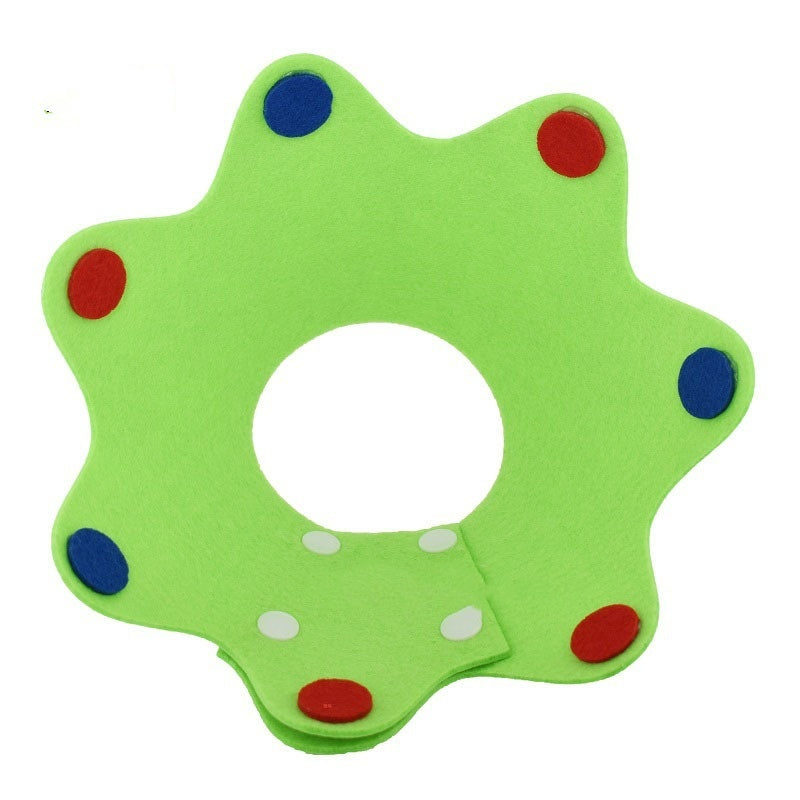 Collier de récupération léger ajustable pour chat, en tissu vert avec pois colorés, idéal après une opération.