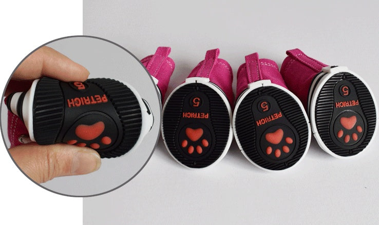 Chaussures en denim pour chiens avec semelles antidérapantes, idéales pour un look tendance et un confort estival.