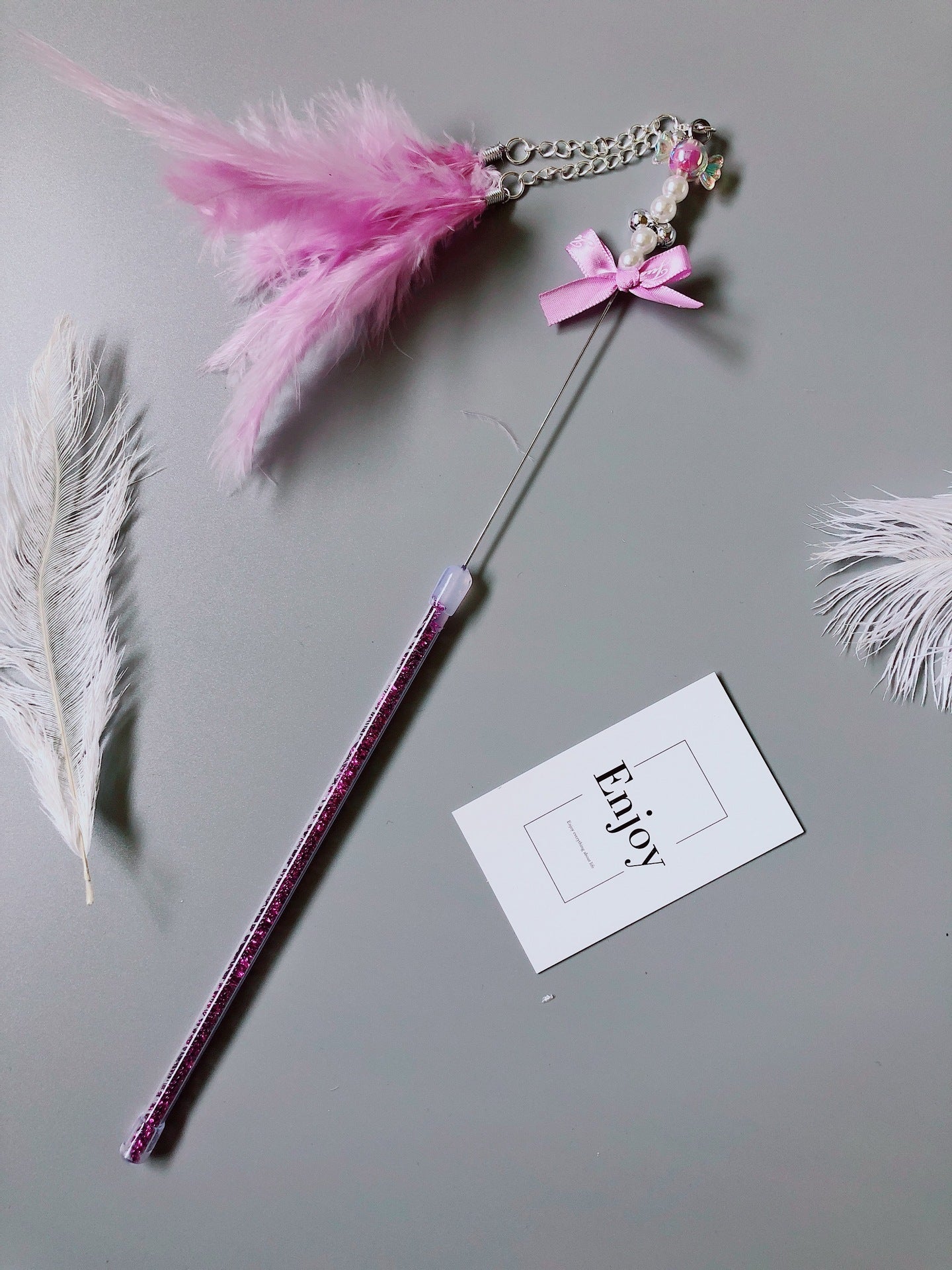Bâton à lancer fait main pour chat avec plumes roses et perles, parfait comme jouet interactif.