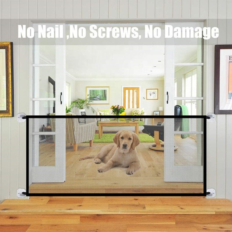 Réseau d'Isolation Portable pour animaux, sans clous ni vis, protégeant l'intérieur avec un chien en arrière-plan.