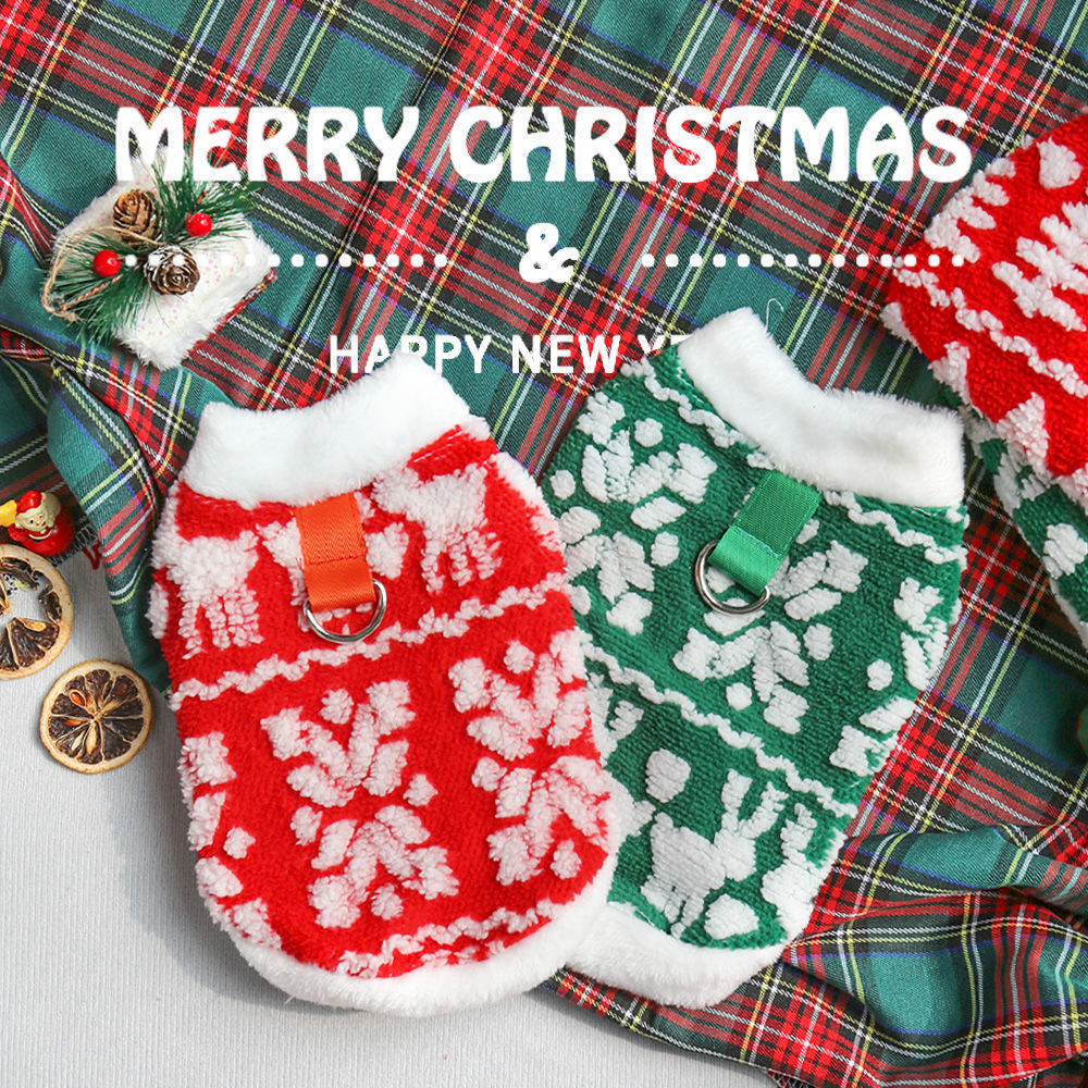 Vêtements en fausse fourrure de Noël pour chien et chat, rouge et vert, sur fond plaid festif.