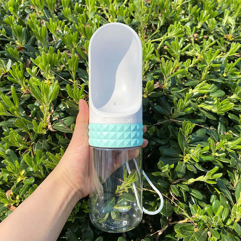Gobelet d'eau portable pour chien, idéal pour les aventures en plein air, avec design ergonomique et sécurité alimentaire.