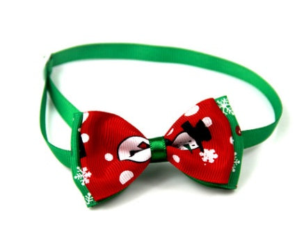 Nœud papillon de Noël pour animaux avec motifs de bonhomme de neige et flocons de neige, ajustable pour chiens et chats.