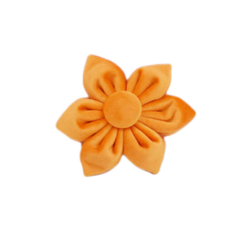 Fleur en velours orange, accessoire décoratif pour vêtements ou jouets pour animaux.