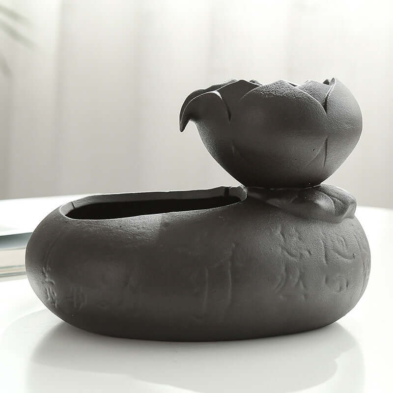 Distributeur de nourriture et d'eau design moderne pour chat, en résine, avec un élégant motif de fleur.