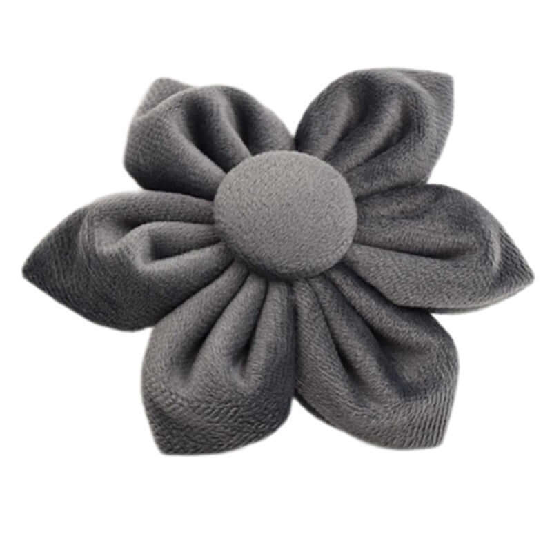 Fleur en velours gris, Accessoire élégant pour animaux de compagnie, doux et stylé.