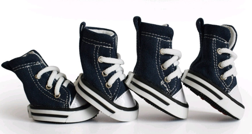 Chaussures en denim pour chiens avec lacets, idéales pour l'été et un style décontracté.