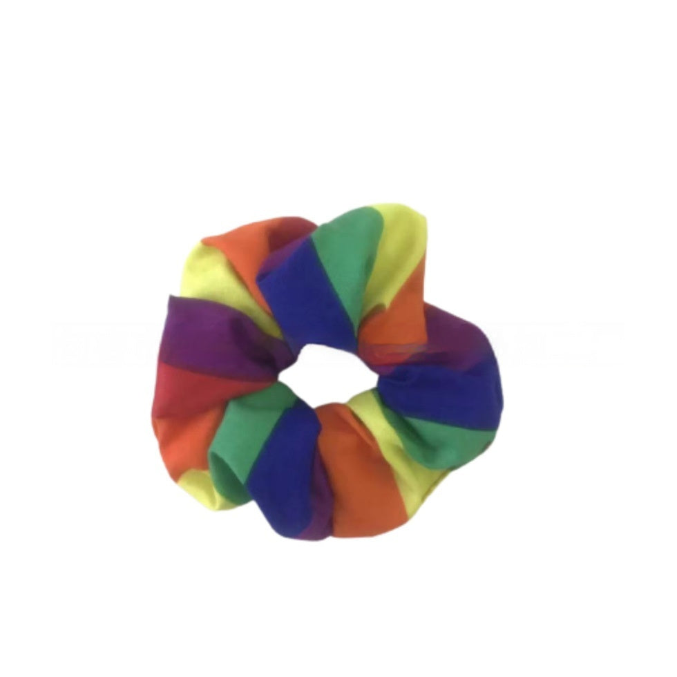 Serviette carrée en polyester à rayures arc-en-ciel, accessoire polyvalent pour adultes, dimensions 54x54 cm.