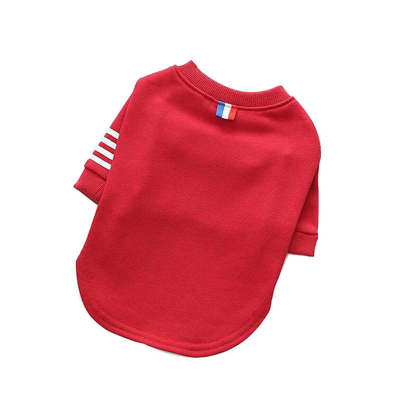 Pull pour chien en coton rouge avec détails blancs, moderne et confortable pour l'hiver.