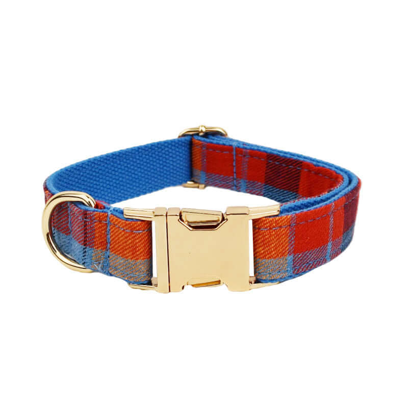 Collier pour chien en tissu à carreaux rouges et bleus avec boucle dorée, élégant et confortable.