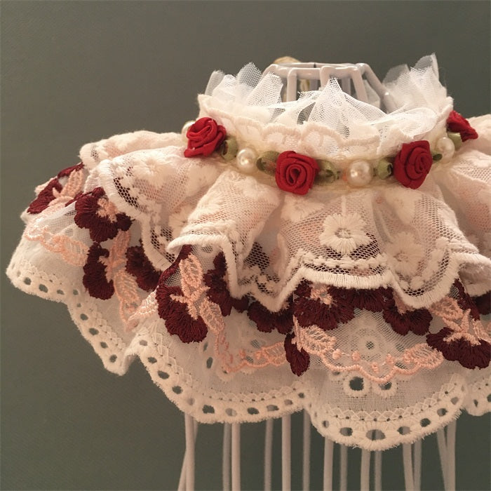 Bavoir ajustable en coton avec nœud en dentelle pour animaux de compagnie, élégant et confortable.