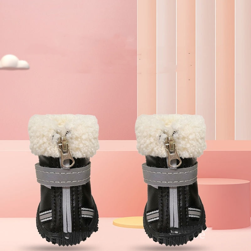 Bottes d'hiver imperméables noires avec velours pour chiens, idéales pour l'hiver et les promenades enneigées.