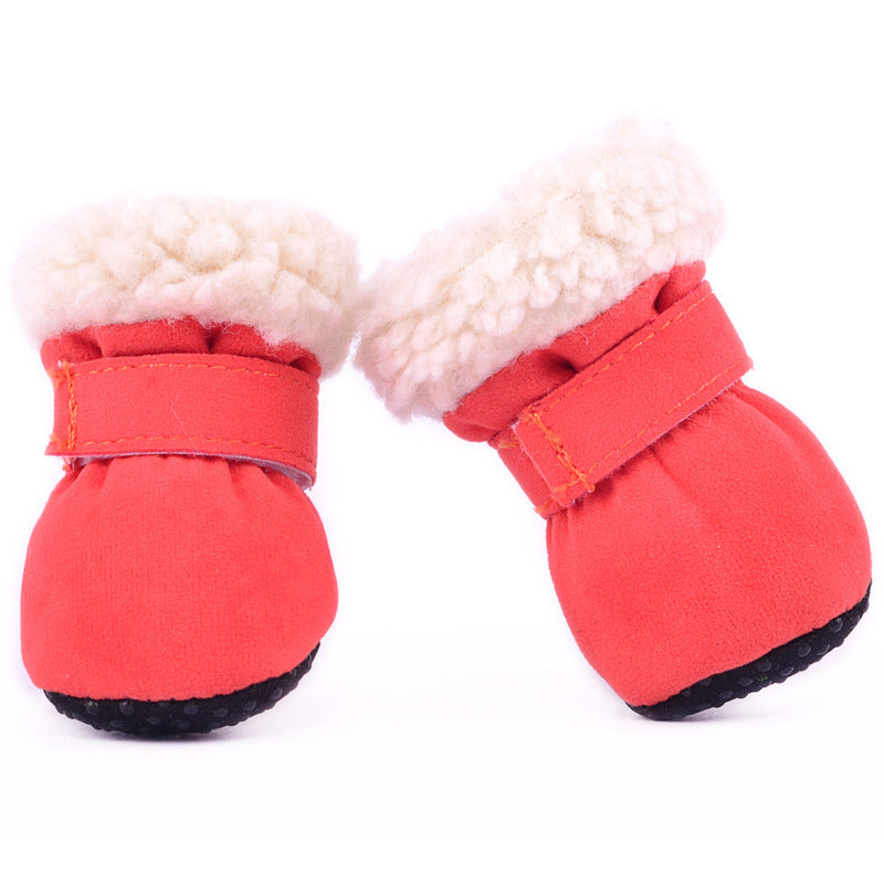 Bottes d'hiver imperméables rouges pour chiens, conçues pour protéger les pattes en conditions météorologiques extrêmes.