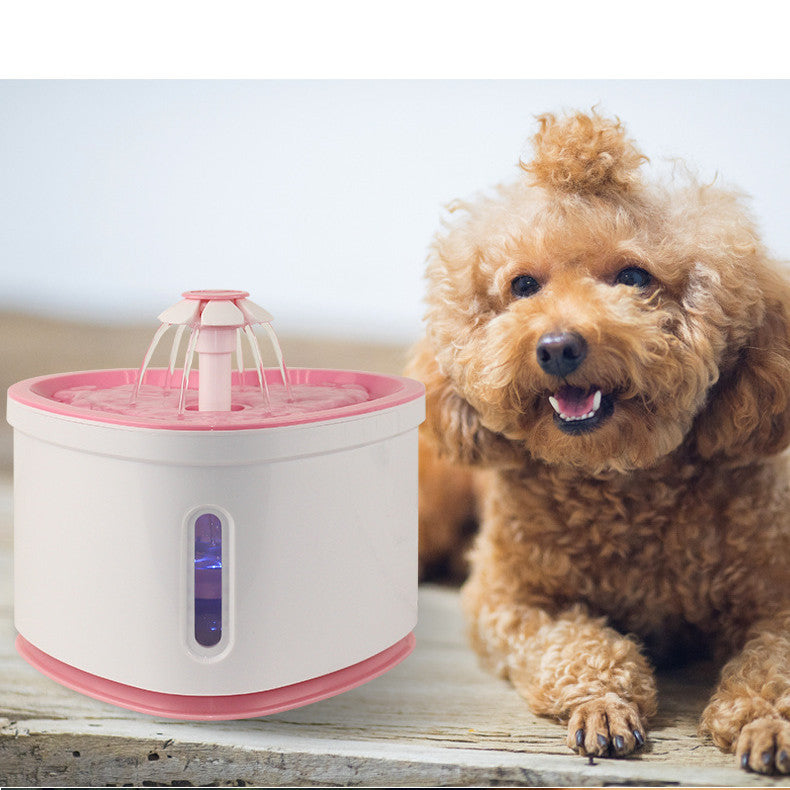 Fontaine automatique pour animaux avec LED, offrant de l'eau fraîche pour les chiens, à côté d'un chien joyeux.