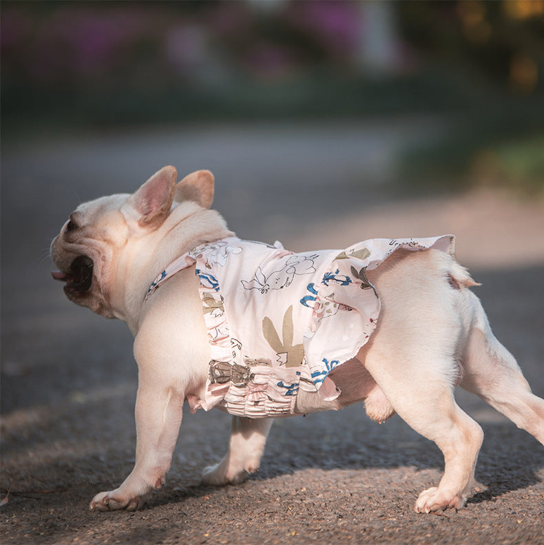 Chien portant une jupe en coton rose cartoon, idéale pour animaux, style et confort pour les promenades.