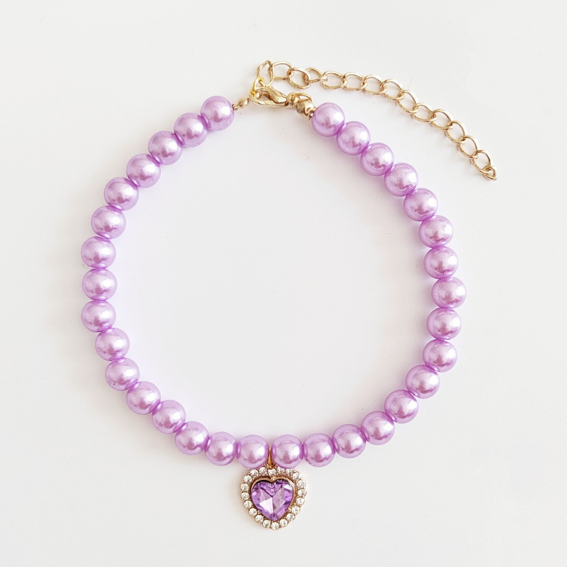 Collier pour chat en perles violettes avec pendentif en forme de cœur, élégant et confortable.