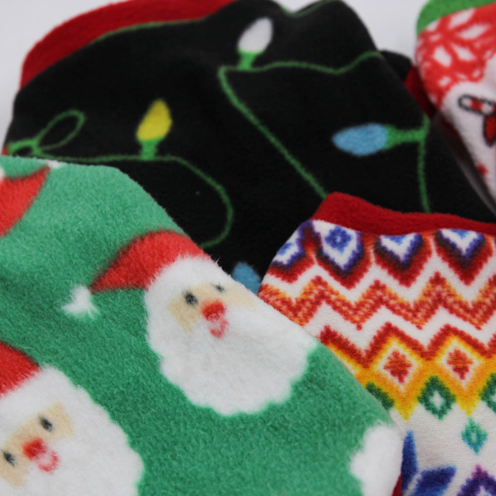 Vêtements pour chiens en polaire chaude avec motifs de Noël, incluant pères Noël et motifs festifs.