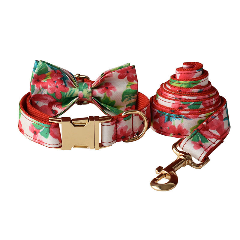 Collier et laisse pour chien à imprimé floral rouge, en coton, avec nœud papillon et accessoires élégants.