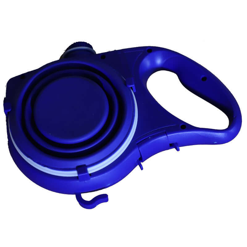 Laisse pour chien bleue avec bouteille d'eau intégrée et coupe, idéale pour les promenades.