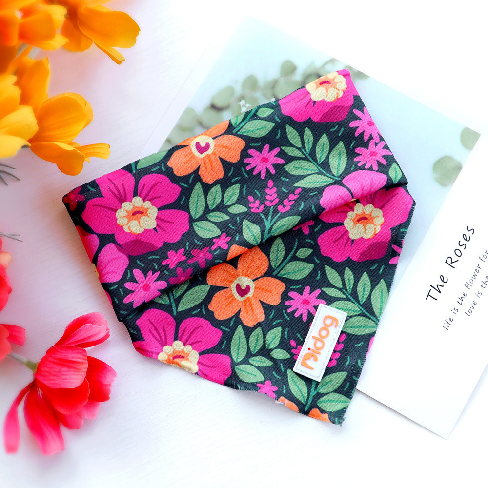 Écharpe en coton doux pour chien avec motifs floraux colorés, idéale pour un look stylé et confortable.