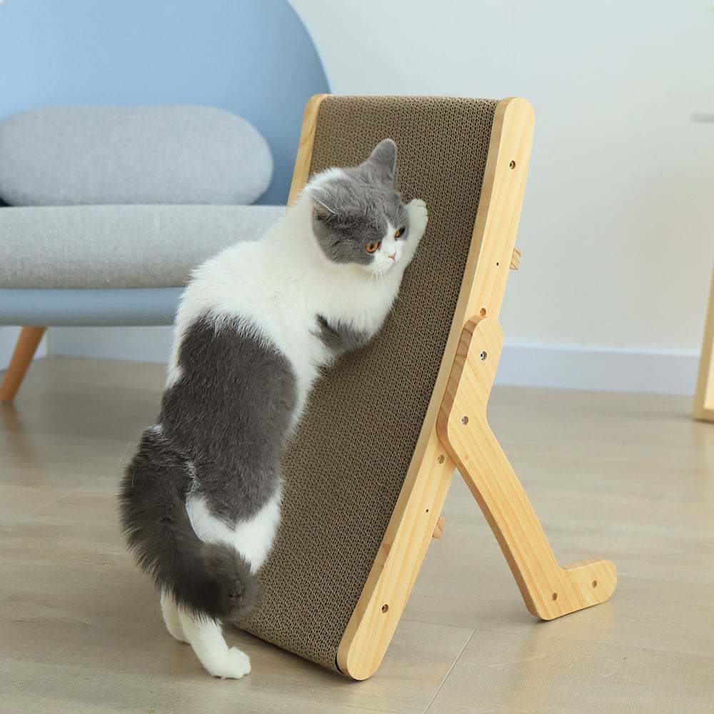 Chat grattant le Lit Grattage Vertical en Papier Ondulé, un griffoir élégant et durable.