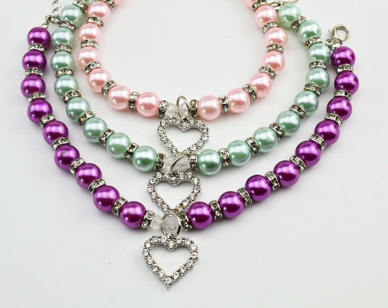 Collier en perles pour animaux de compagnie avec pendentif en cœur, disponible en plusieurs couleurs, élégant et confortable.