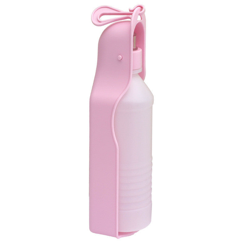 Fontaine à eau portable pour animaux, bouteille rose, accessoire pratique pour garder les animaux hydratés.
