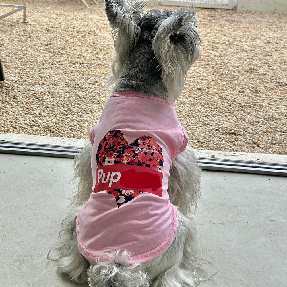 Chien portant une veste en coton rose avec motif floral et texte 'Pup', parfait pour le printemps et l'automne.