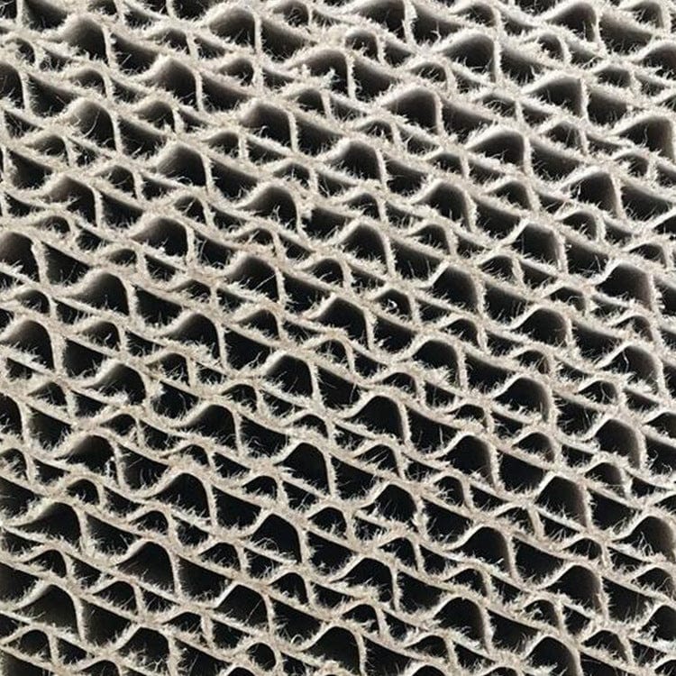 Surface en papier ondulé avec motif de vagues, idéale pour grattoirs et jouets pour chats.