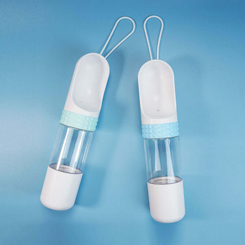 Gobelet d'eau portable pour chien, idéal pour les aventures en plein air avec un design pratique.