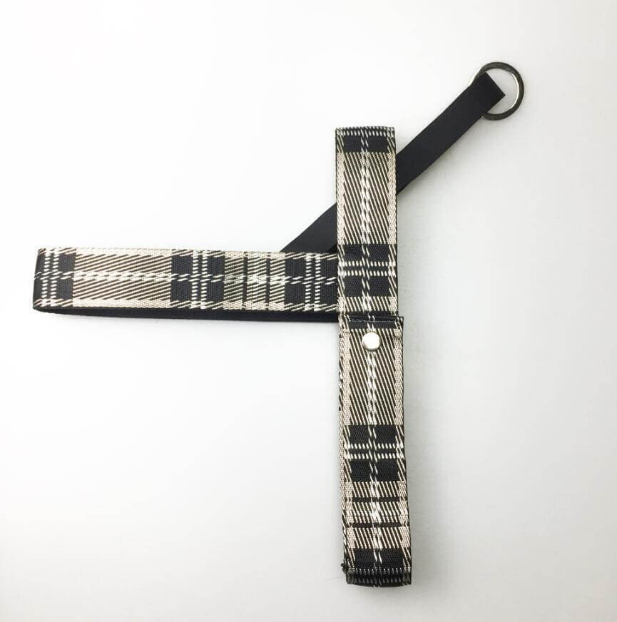 Harnais réglable en nylon pour chien avec motif plaid, idéal pour le confort et la sécurité lors des promenades.