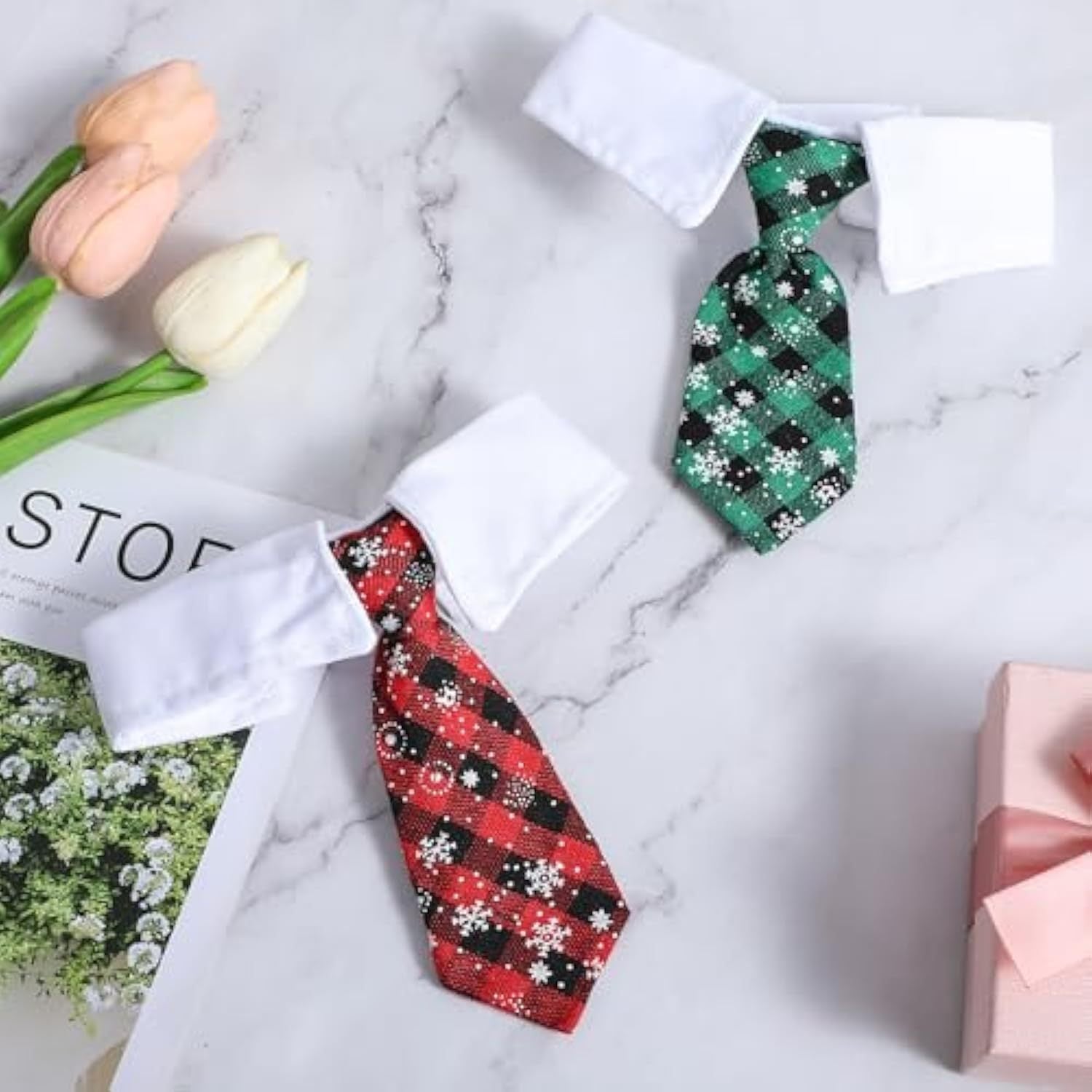 Nœud papillon de Noël pour chien, motifs flocons neige, rouge et vert, élégant et ajustable sur fond marbré.