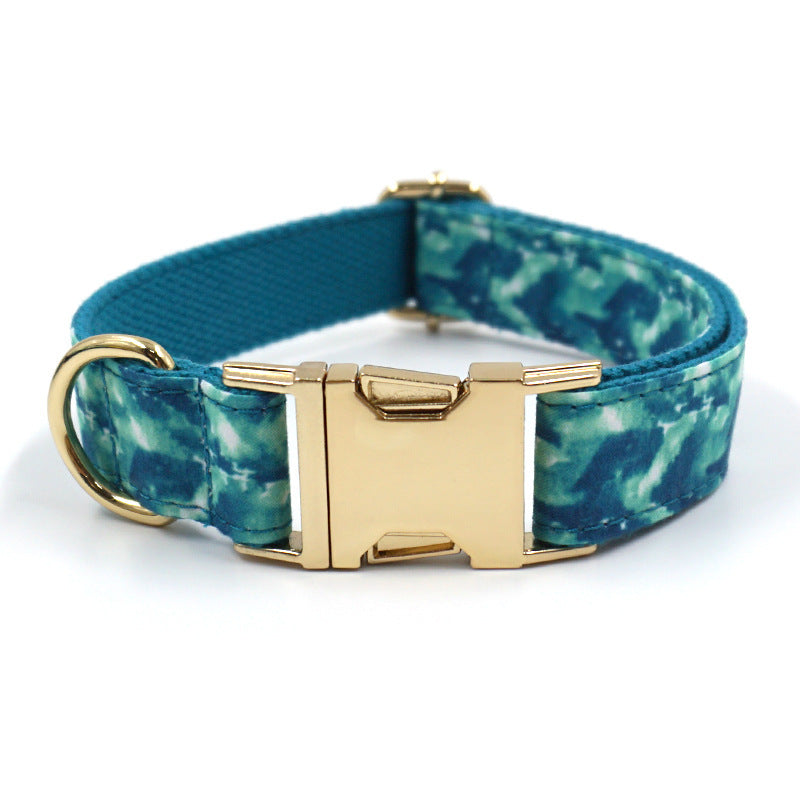 Collier en tissu pour animaux avec boucle dorée et design bleu moderne.
