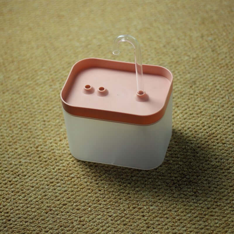 Distributeur automatique d'eau pour animaux en plastique avec tube pour circulation de l'eau