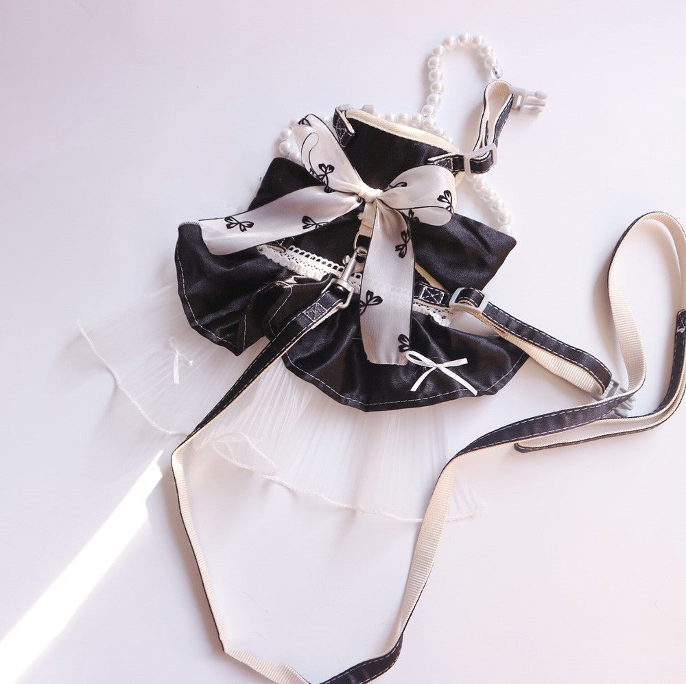Robe de Traction pour Animaux avec Nœud Papillon, couleur noire, avec accessoires en perles et une laisse assortie.